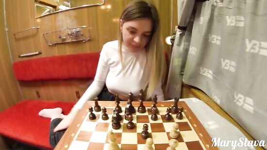 Русская незнакомка повелась на секс в поезде и дала кончить в рот