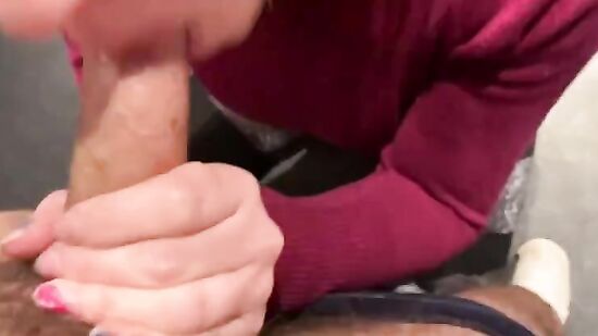 Случайный секс с незнакомцем в туалете поезда