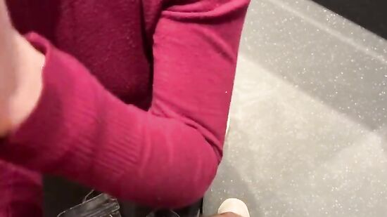 Случайный секс с незнакомцем в туалете поезда