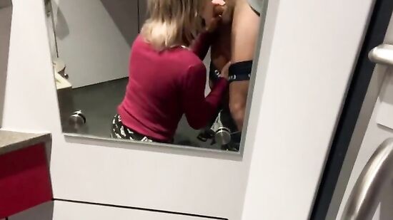 Случайный секс с незнакомцем в туалете поезда