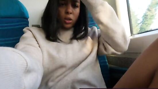 Девушка ласкает киску в поезде, пока едет в Лондон