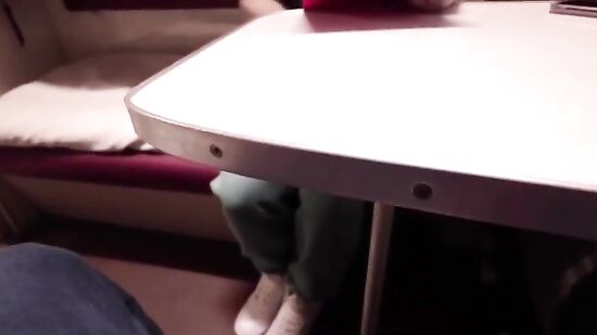 Куни и секс в поезде с симпатичной соседкой по купе