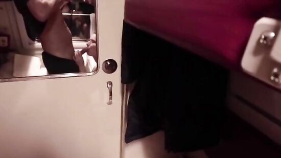 Куни и секс в поезде с симпатичной соседкой по купе