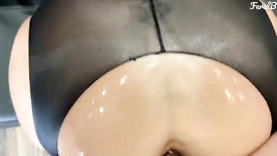 Возбужденная секретарша соблазняет босса на секс и он изменяет жене, уже не первый раз