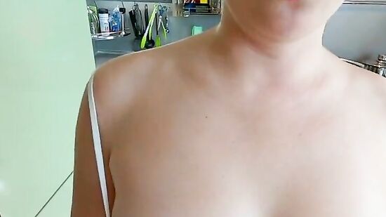 Русская жена изменяет мужу с его лучшим другом и сама соблазняет его на секс, пока он на работе