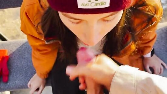 Случайный секс с красивой незнакомкой в публичном месте - порно от первого лица