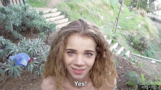 Симпатичная давалка любит трахаться за деньги с незнакомцами