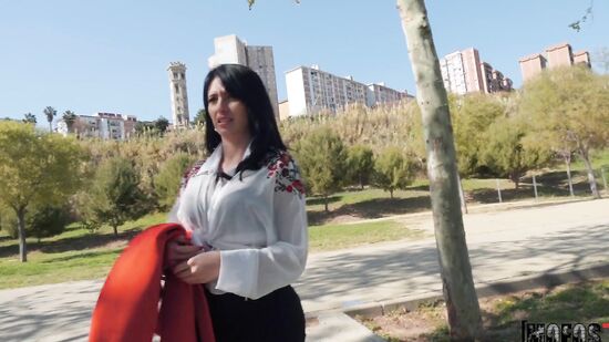 Порно агент предлагает женщине неплохие деньги за секс на камеру