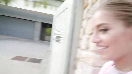 Ну давай! Мужик дает девушке деньги за быстрый секс и она берет!