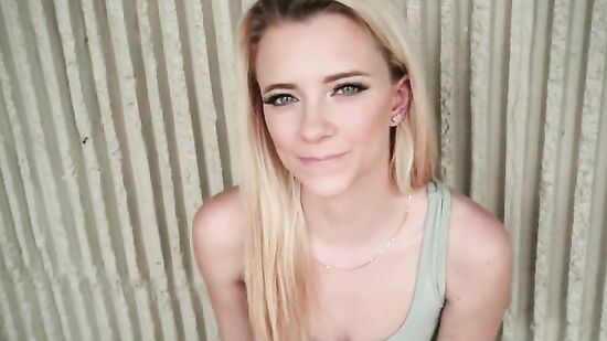 Незнакомец трахает симпатичную блондинку - порно за деньги с разговором