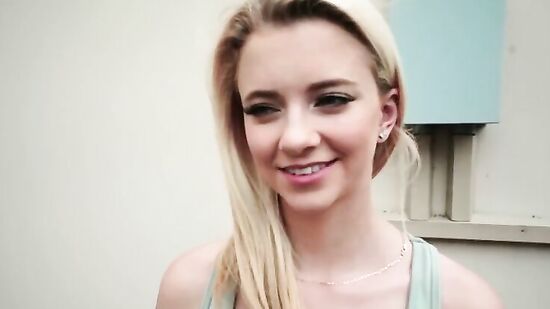 Незнакомец трахает симпатичную блондинку - порно за деньги с разговором