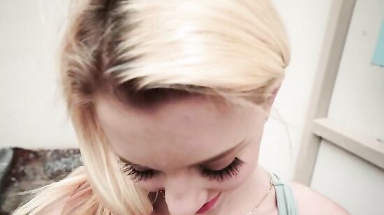 Незнакомец трахает симпатичную блондинку - порно за деньги с разговором