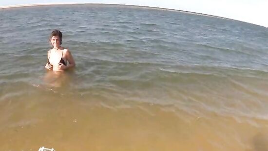 Влюбленная пара трахается на безлюдном пляже