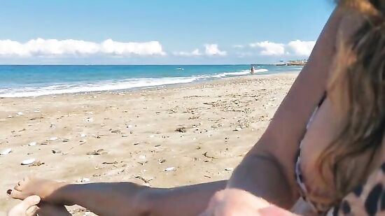 Довела мужа до оргазма, когда люди гуляли по пляжу
