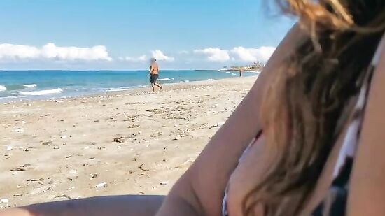 Довела мужа до оргазма, когда люди гуляли по пляжу
