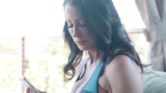 Сладкая мама друга поняла, что парень хочет секса и сама собланила его