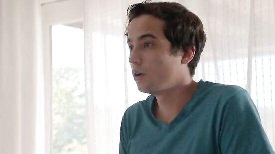 Сладкая мама друга поняла, что парень хочет секса и сама собланила его