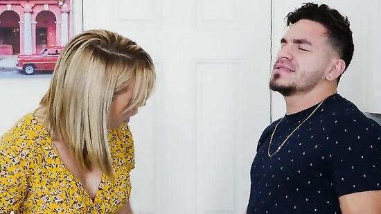 Милфа захотела изменить мужу и заняться сексом с другом сына