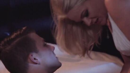 Пышная мама друга думала парень уже спит, а он подсматривал за ней