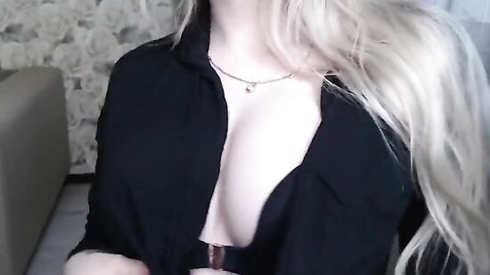 Скромная девушка тверкает сочной попой, дразнит телом и танцует на камеру