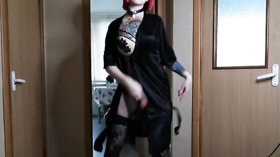 Стриптиз 2022 - девушка с красивым телом очень старается и танцует для Вас