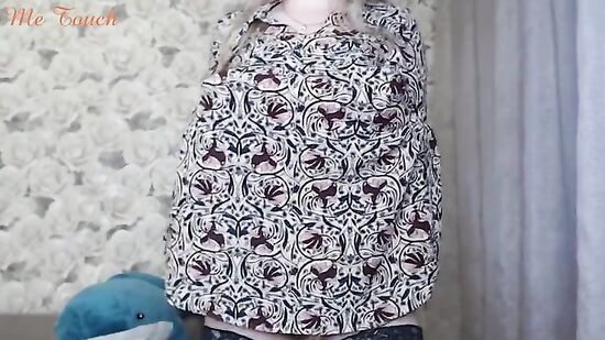 Молодая москвичка включила музыку и светит телом на камеру