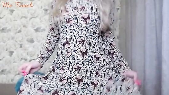 Молодая москвичка включила музыку и светит телом на камеру