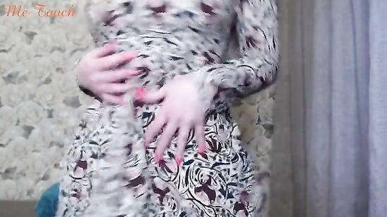 Молодая москвичка включила музыку и светит телом на камеру