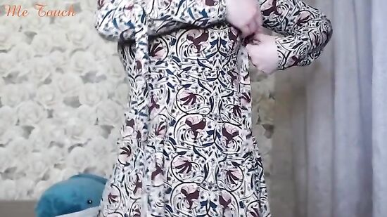 Молодая москвичка включила музыку и светит телом на камеру