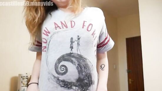 Пышная девушка показывает тело и танцует легкий стриптиз без музыки