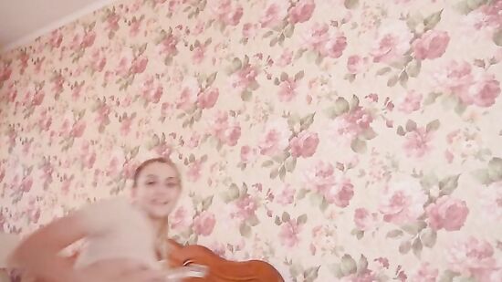 Русская красотка из Москвы, танцует стриптиз и очень сильно хочет секса