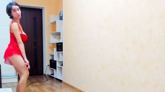 Девушка милашка, показывает нежное тело и танцует легкий стриптиз