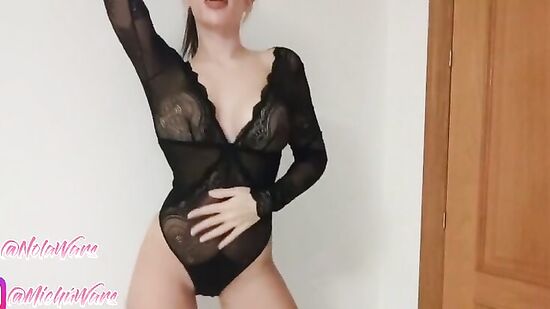 Красотка с надутыми губами танцует стриптиз и возбуждает подписчиков