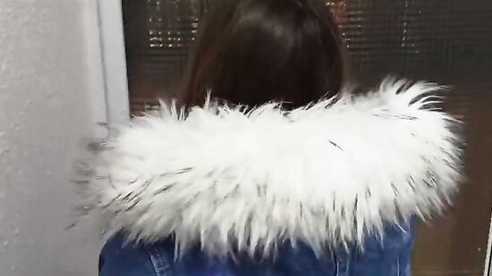 Не смогла долго терпеть, показала красивую грудь и отсосала в подьезде