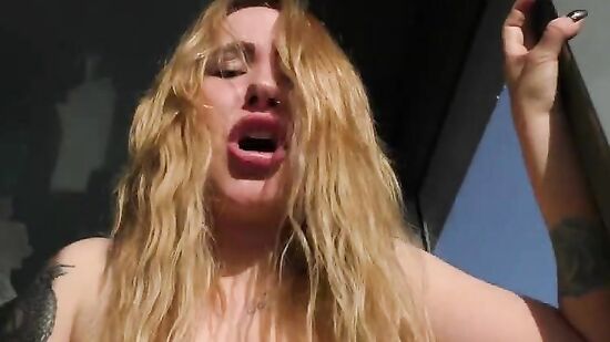 Сексуальная соседка зовет парня помочь ей с игрой