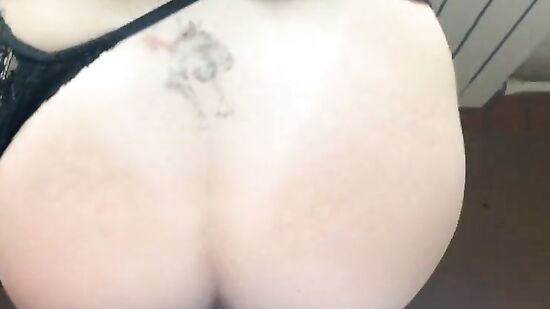 Жопастая соседка совсем не против когда её трахают как шлюшку