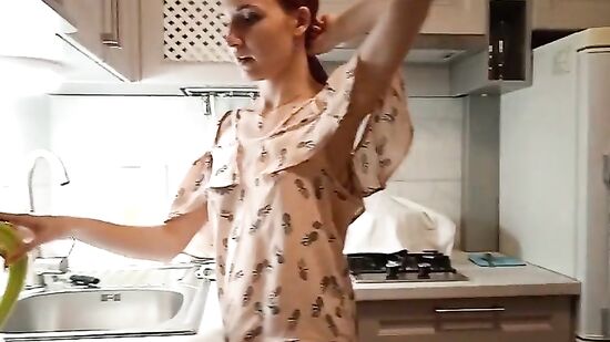 Красивая русская соседка изменяет мужу, чтобы избавить его от долгов