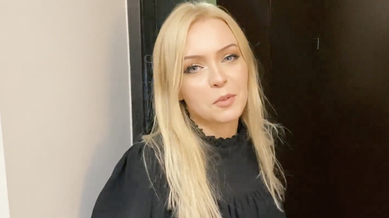 Красивая русская соседка зашла в гости и сделала, ну очень приятный минет