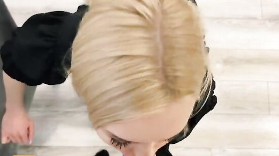 Красивая русская соседка зашла в гости и сделала, ну очень приятный минет