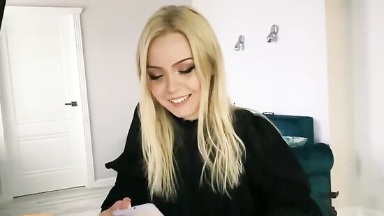 Красивая русская соседка зашла в гости и сделала, ну очень приятный минет