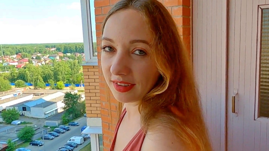 Соседка вышла на балкон постоять, потому что дома было душно