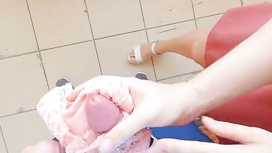 Соседка вышла на балкон постоять, потому что дома было душно