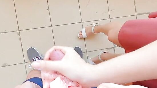 Соседка вышла на балкон постоять, потому что дома было душно