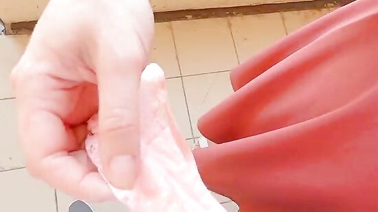 Соседка вышла на балкон постоять, потому что дома было душно