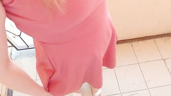 Соседка вышла на балкон постоять, потому что дома было душно