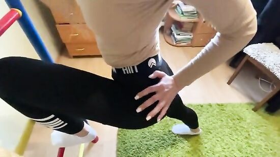 Соседка по квартире делала свои упражнения и случайно соблазнила русского парня на секс