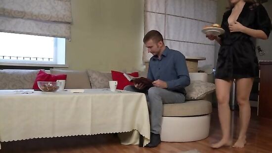 Сладкая русская мачеха соблазняет пасынка на секс, пока муж в командировке