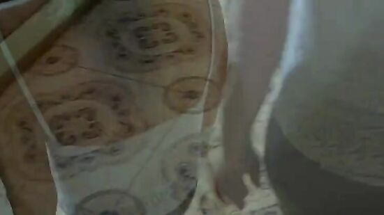 В гости зашла подруга мамки, спалила парня на мастурбации и сама захотела секса