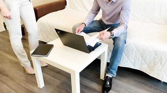 Секретарше пришлось снимать штаны, когда боссу не понравился отчёт