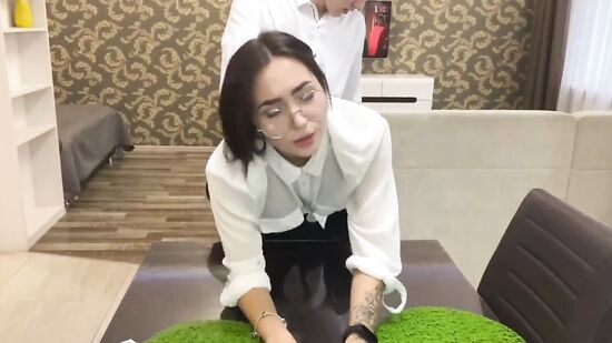 Секретарша даёт раком молодому начальнику и стонет от удовольствия